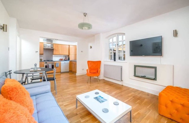 London Bridge 🏡 Deluxe Two-Bedroom Serviced Apartment