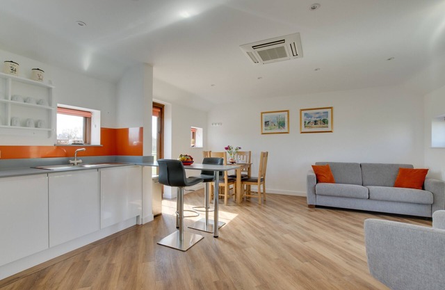 London Hopper Hut - One Bedroom House, Sleeps 2