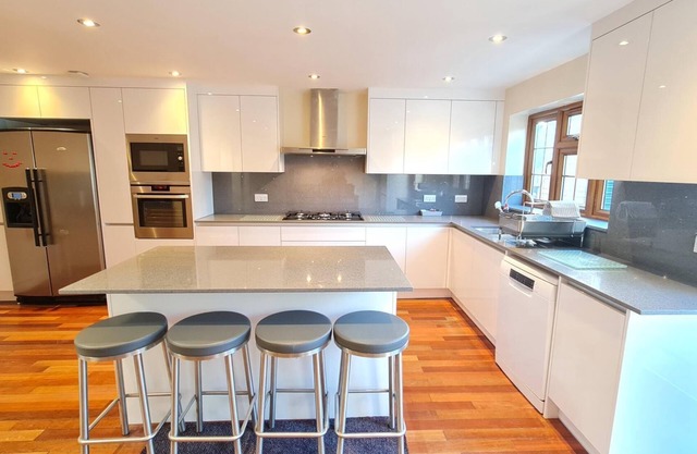London Luxury House Sleeps 16 , Close to Tube, Free Parking, Garden, Free Wifi