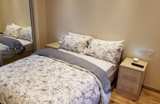 London Luxury Studio Flat #3 Rose Apartment 1 minute from Underground Sleeps 2