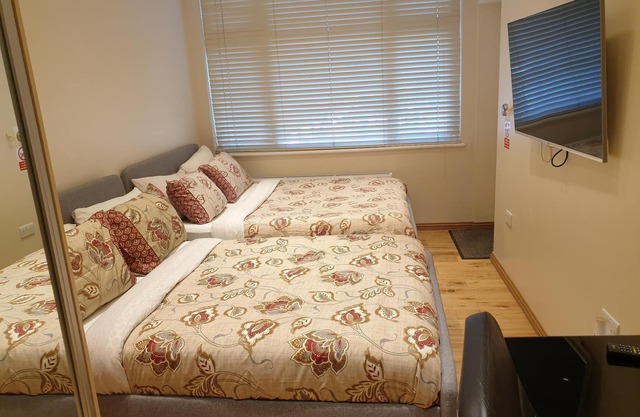 London Luxury Studio Flat #4 Mayflower Apartment 1 min to Underground Sleeps 4