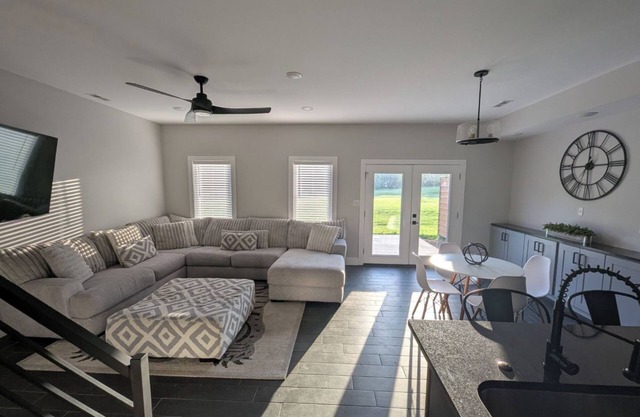 London townhome in The Oaks of London. Enjoy a round of golf and the patio.
