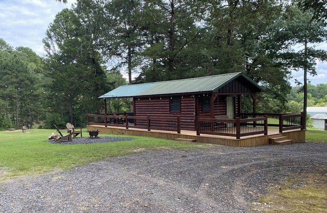 Lone Oak-Sm Cozy 2 person cabin on a hill, Hot Tub, Fire Pit & Wood, Free WIFI