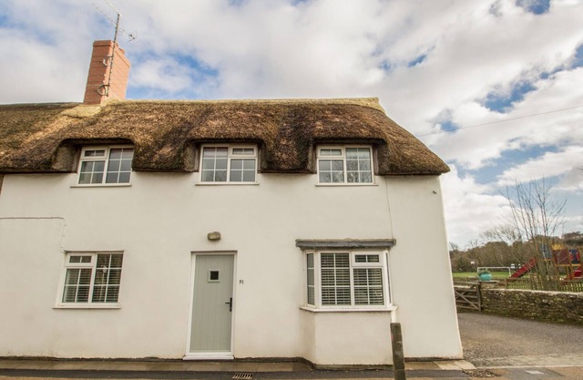 LONG BARN, pet friendly, country holiday cottage in Burton Bradstock