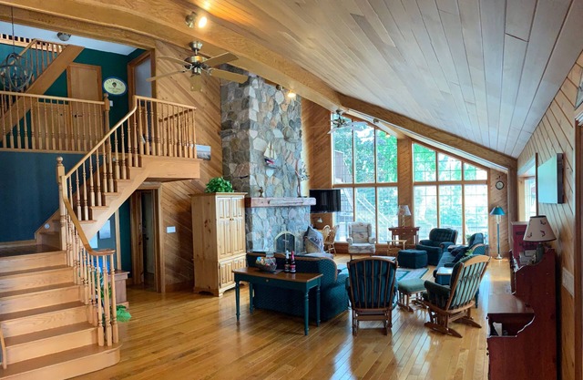LONG POINT multi-family cottage sleeps 12-15, kayaks, boat dock, beach 5min walk