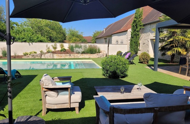 Longère with swimming pool, ideal for 5 couples with 8 children/teenagers.