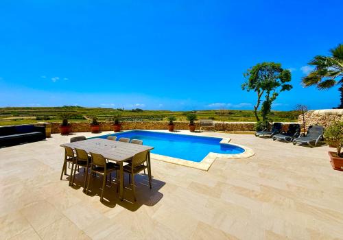 Lonza Gharb Farmhouse