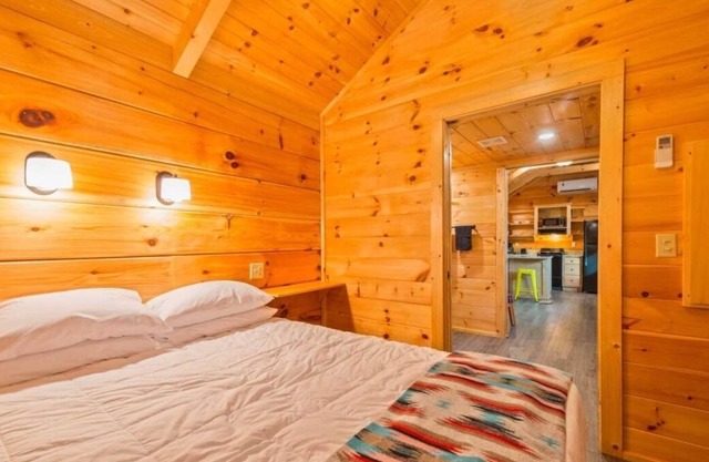 Look No Further! Full Kitchen, Outdoor Swimming Pool, Pets are Allowed Here