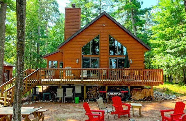 Loon Call Lodge, Lake Home 3-bedroom 2 bath, 3 levels of living space. Sleeps 13