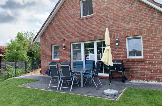 Loppi Hus - High-quality vacation home in direct canal location