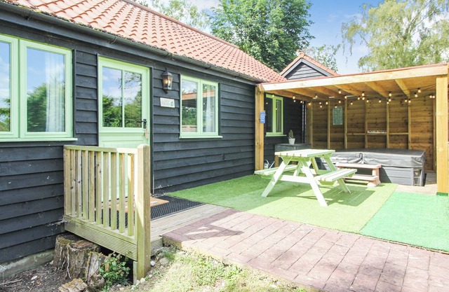 Lord Derby, Cottage with pool & hot tub, tranquil setting,20min from Southwold