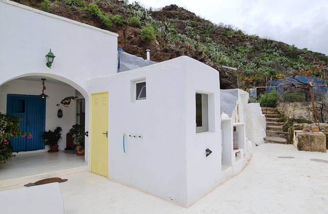 Los Andenes Cave