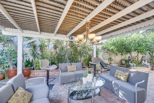 Los Angeles Apartment with Patio, 4 Mi to Downtown!