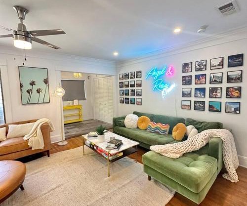Los Angeles charming big house, king bed, parking, EV