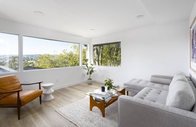 Los Feliz Luxury Apartment in Hills - Large Private Deck & Parking