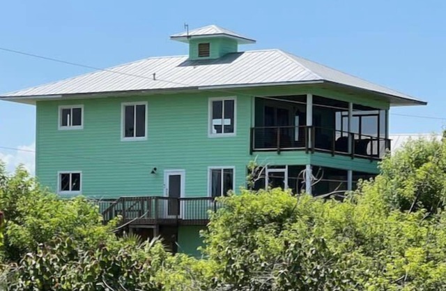 Lost Key: Large gulf-view family-friendly home! Short walk to the beach!