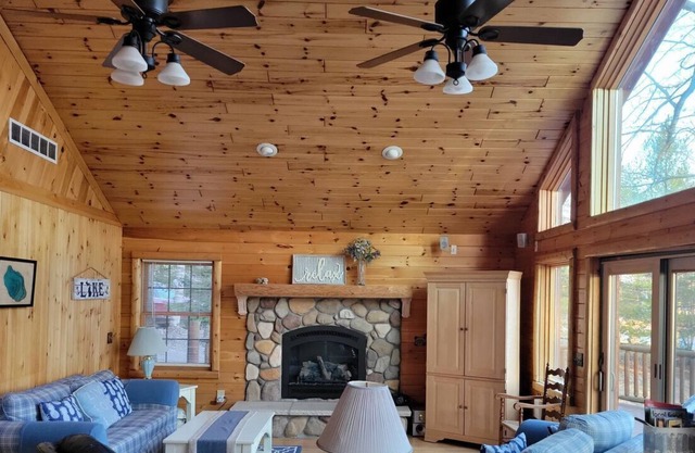 Lost Lake Chalet (Hawks, MI): Gorgeous lakefront getaway- 20 minutes from Rogers City!
