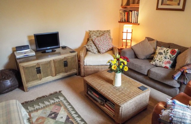 LOTHLORIEN COTTAGE, pet friendly, with a garden in Cwmgors