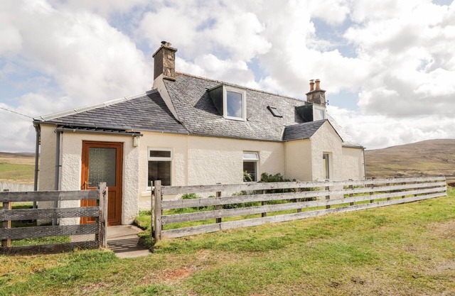 LOUBCROY FARM HOUSE, pet friendly, character holiday cottage in Lairg