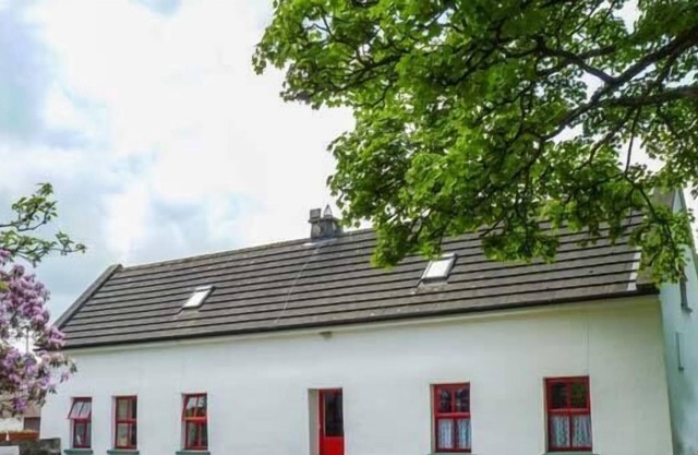 LOUGH GRANEY COTTAGE, pet friendly in Flagmount, County Clare