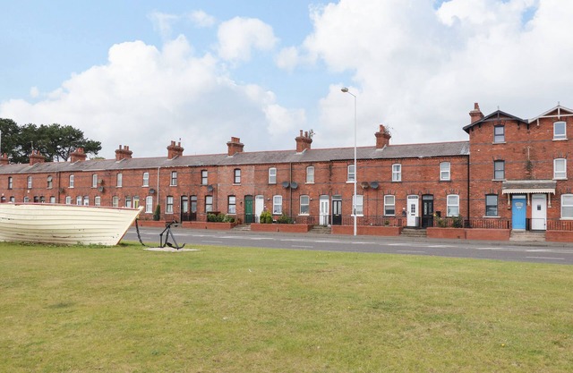 LOUGH MILL HOUSE, pet friendly, with a garden in Newtownabbey