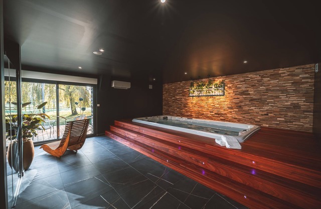 Love gite with swim spa and naughty space
