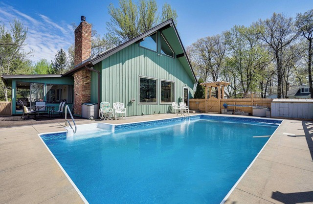 'Love Lake Retreat’ w/Hot Tub in New Richmond!