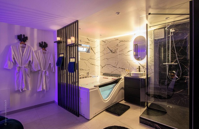 Love Room 91 with XXL Private Jacuzzi - 30 min from Paris - 18 min from Orly airport