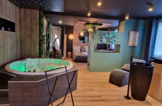 Love room 🥰 with steam room, sauna, whirlpool bath, sensory shower in your room