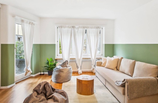 Loveable 2BR: Central Charm in ZR