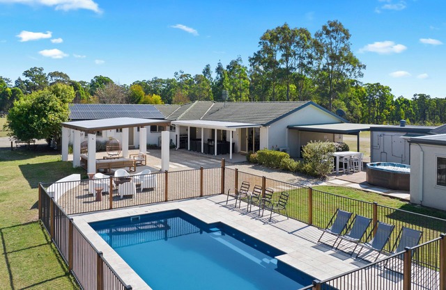 Lovedale Lodge up to 40 guests|10 bedroom|acres| heated pool &spa and games shed