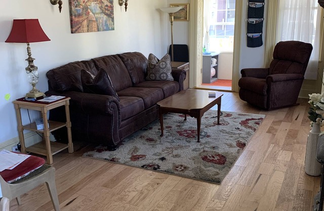 LOVELY 1 Bedroom Apartment in the Heart of Golden