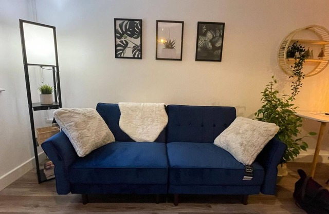 Lovely 1 Bedroom Serviced Apartment with Parking