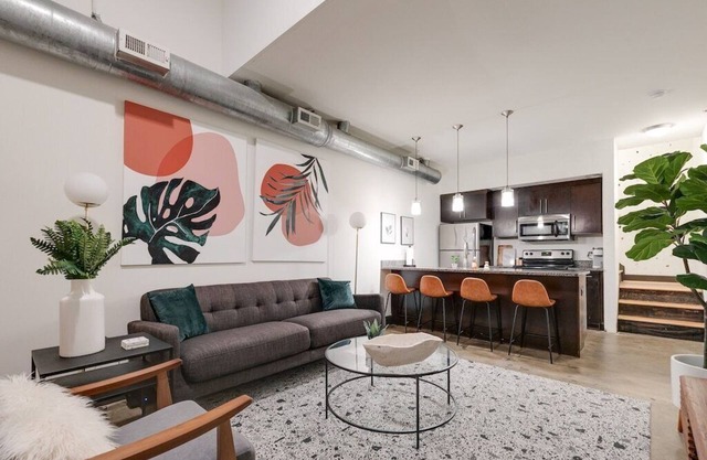 Lovely 1-Bedroom Loft with Free Parking and Wifi