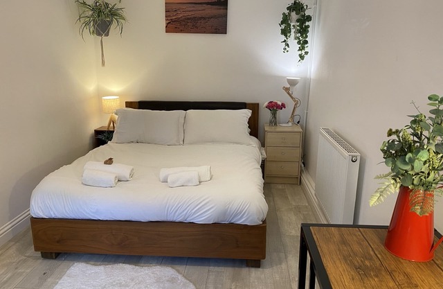 Lovely 1 bedroom, with parking & patio, 5 min walk from Lexicon & Train Station