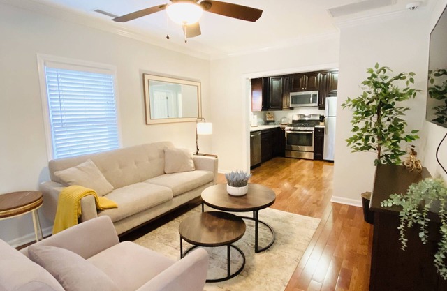 Lovely 2 bdrm apt w/parking and outdoor sitting