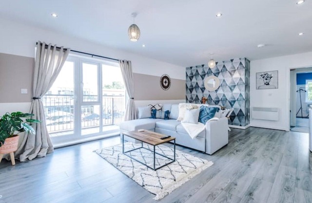 Lovely 2 Bed Apartment -Ideal 4 Leisure & Business Travellers