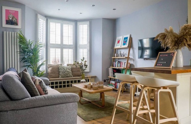 Lovely 2 bed ground floor apartment + huge garden