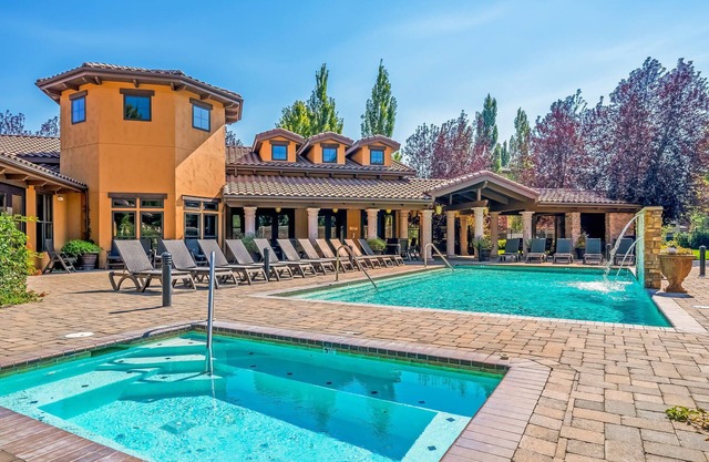 Lovely 2 bedroom townhome with pool, AC & fitness room in popular Bend, Oregon.