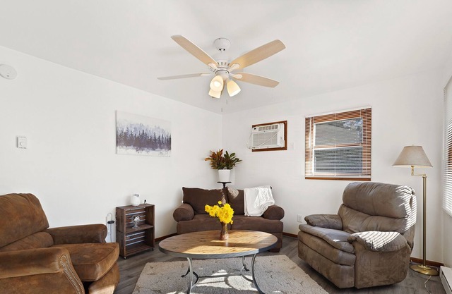 Lovely 2 bedroom unit with free parking in front. No steps