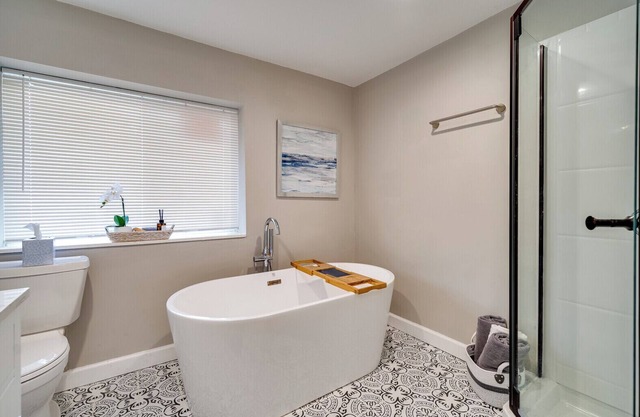 Lovely 2Bed2 BathFull Kitchen and Soak Tub