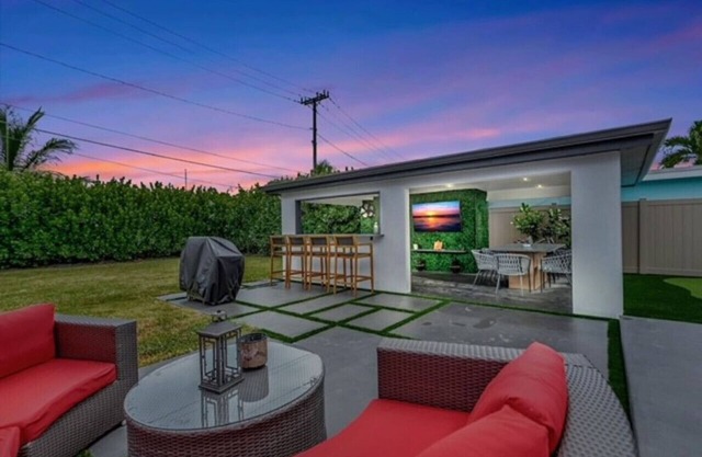 Lovely 2BR 2BA Modern Flat w/Vibrant Backyard