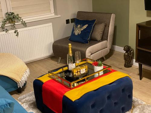 Lovely 3 bed with jacuzzi, close to airport, driveway, wifi