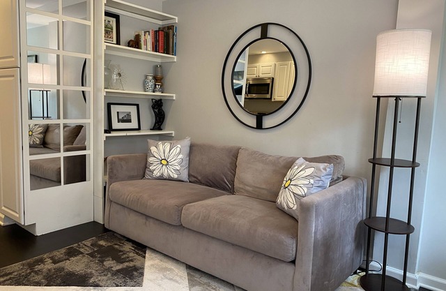 Lovely 3BR 2BA 2 level condo in great Georgetown location (31 day min)