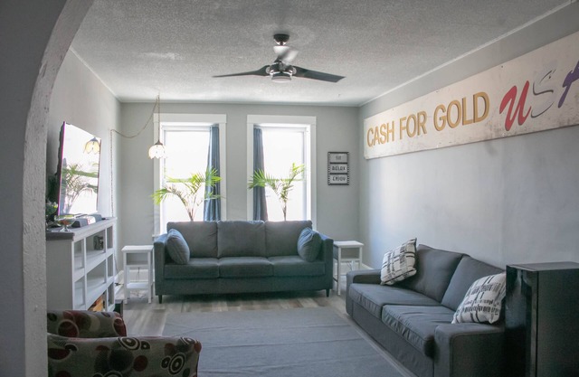 Lovely 4 bedroom apartment on Lake street!