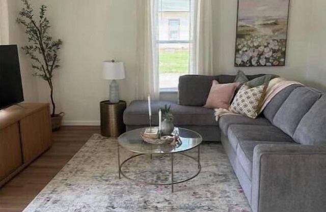 Lovely 4 bedroom Home with full kitchen, patio and on site parking