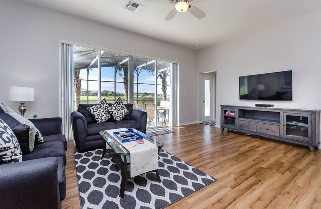 Lovely 5 Bed Home with Lake View and Private Pool
