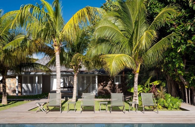 Lovely 7 BDRM Grand Mansion w Large Mirror Pool
