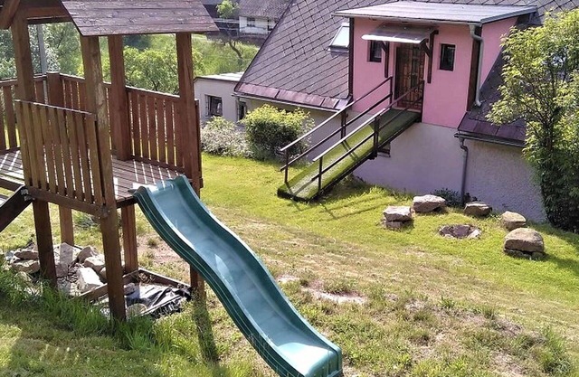 Lovely apartment in villa for 4 people with WIFI, pool, TV, patio and pets allowed