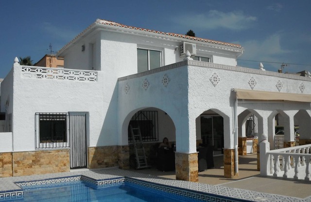 Lovely air con family villa, Private pool only 30 minutes from Alicante airport
